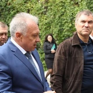 На переднем плане - спикер Госдумы Вячеслав Володин (справа) и экс-гендиректор МУПП «СГЭТ» Константин Касьянов (фото - ИА «Взгляд-инфо»)