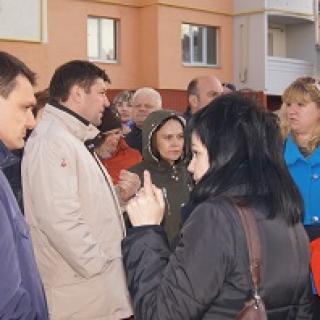 Фото со встречи жителей Солнечного-2 с чиновниками