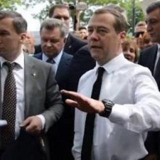 На фото справа - Дмитрий Медведев