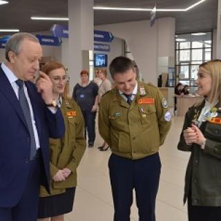 На фото слева - Валерий Радаев