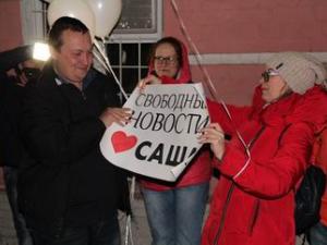 Александра Никишина (на фото слева) встречают коллеги