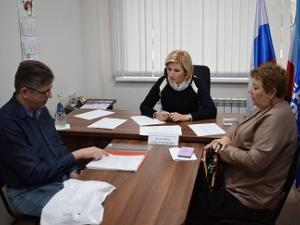 Депутат Госдумы от Саратовской области Ольга Баталина принимает граждан (фото со странице Баталиной в Facebook)