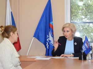 На фото справа - Ольга Баталина