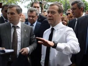 На фото справа - Дмитрий Медведев