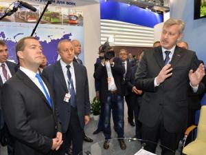 Иван Котвицкий (справа) в обществе премьер-министра Дмитрия Медведева и губернатора Валерия Радаева (фото с сайта engels-city.ru)