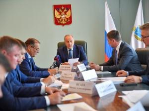 На фото в центре - Валерий Радаев (фото пресс-службы губернатора)